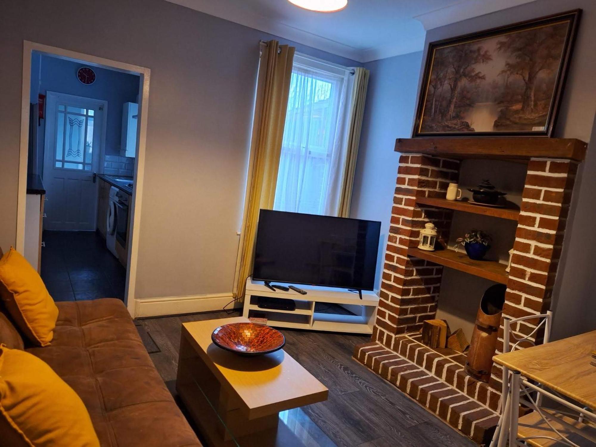 Ferndale House-Huku Kwetu Luton -Spacious 4 Bedroom House - Suitable & Affordable Group Accommodation - Business Travellers 외부 사진