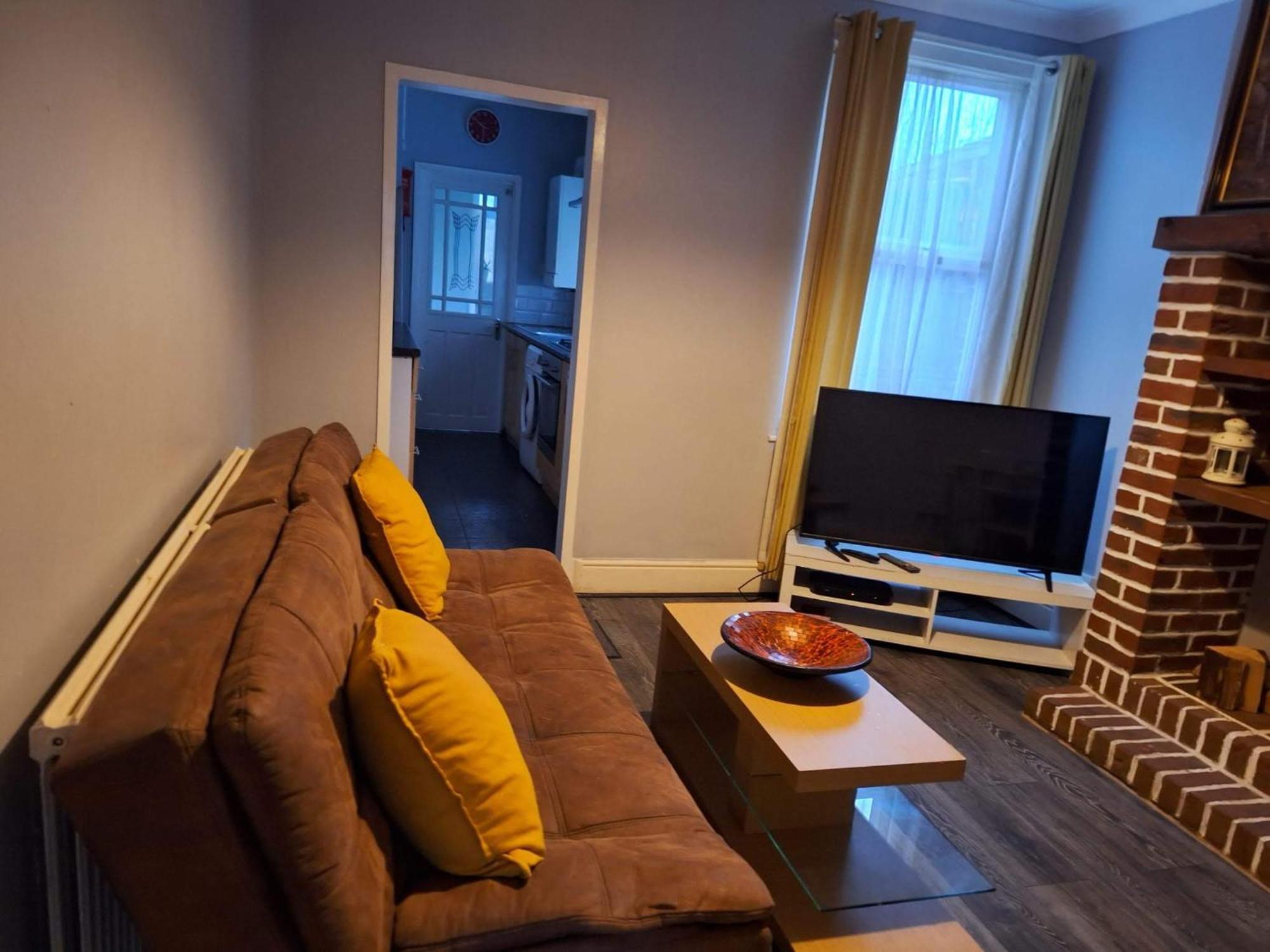 Ferndale House-Huku Kwetu Luton -Spacious 4 Bedroom House - Suitable & Affordable Group Accommodation - Business Travellers 외부 사진