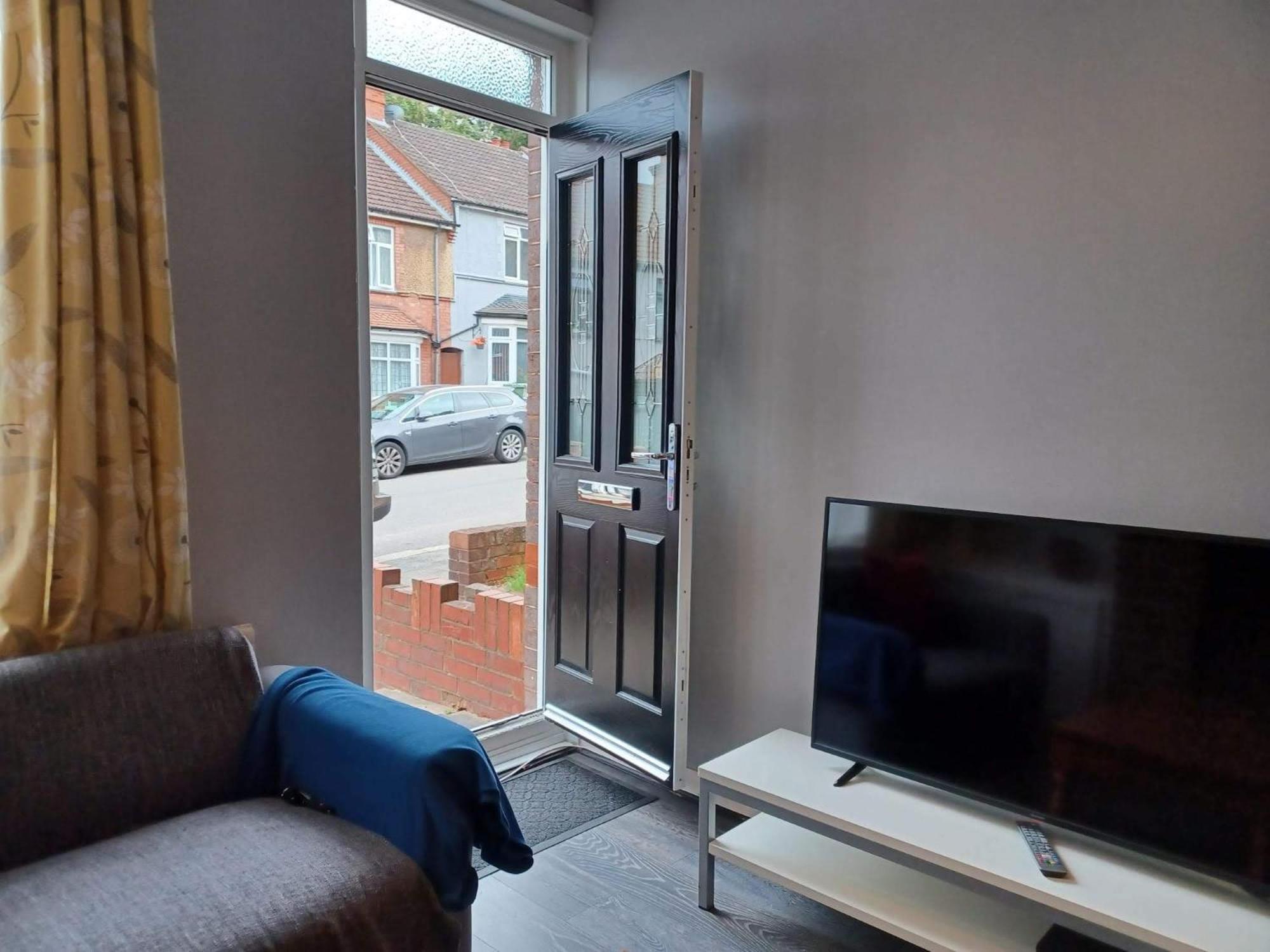 Ferndale House-Huku Kwetu Luton -Spacious 4 Bedroom House - Suitable & Affordable Group Accommodation - Business Travellers 외부 사진